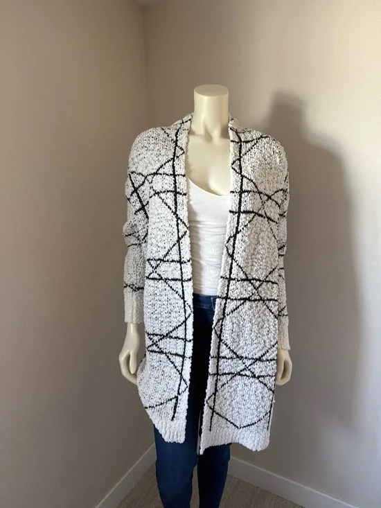 White & Black Geometric Open-Front Women’s Cardigan Sweater - Picture 4 of 5